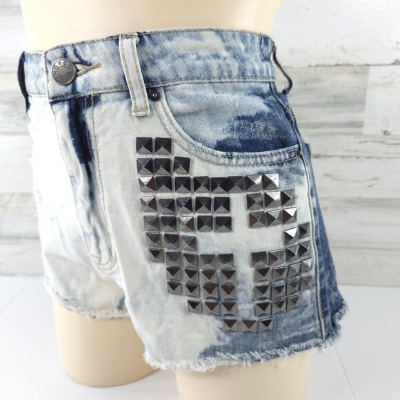 BDG HIGH RISE DREE CHEEKY SHORTS WOMEN'S SIZE 29 W STUDDED VINTAGE WASH *FLAWS* - Picture 1 of 16